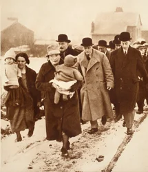 König Edward VIII. geht durch den Schnee in Winlaton